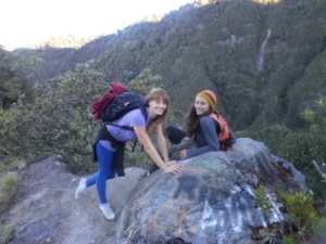 dos chicas en el Volcán Baru